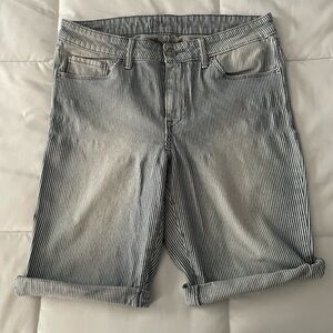 Vintage Style Levi’s Pin Striped Women’s Jean Shorts ❤️